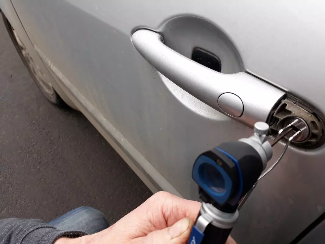 Awaryjne otwieranie samochodu narzędziem dekodującym — srebrne auto, Poznań